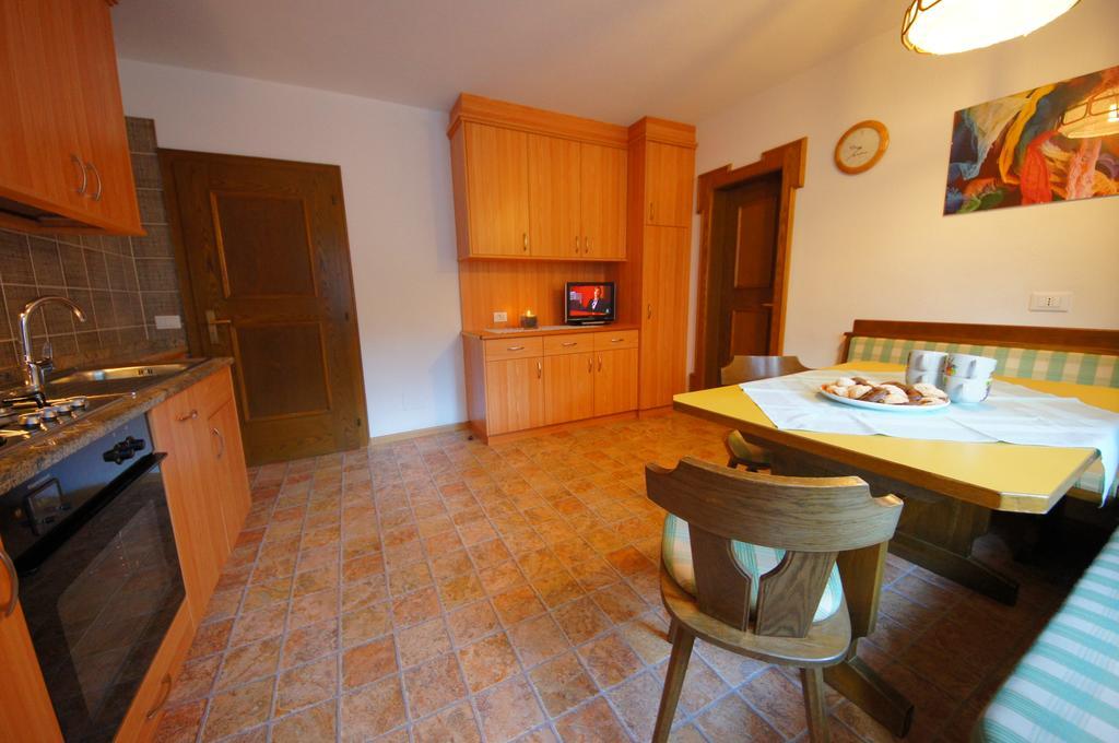 Ciasa Complojer Apartment La Valle Bagian luar foto